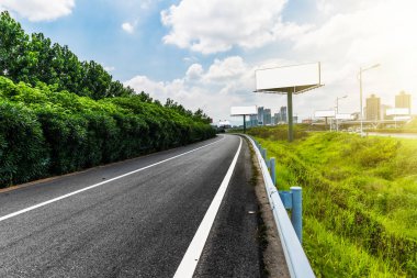 Billboard bir kenara otoyol gün boş..