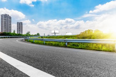 Billboard bir kenara otoyol gün boş..