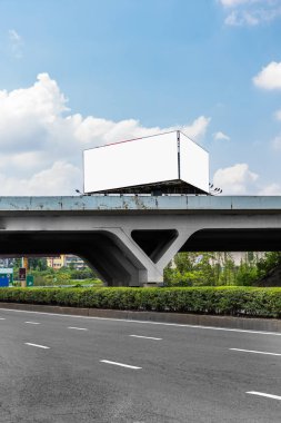 Billboard bir kenara otoyol gün boş..