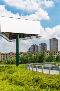 Billboard bir kenara otoyol gün boş..