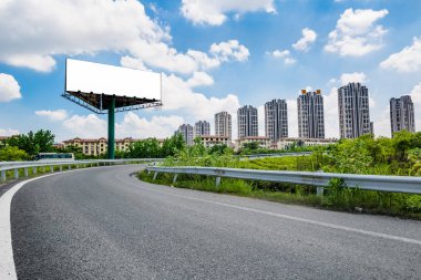 boş gökyüzü arka plan oudoor billboard.