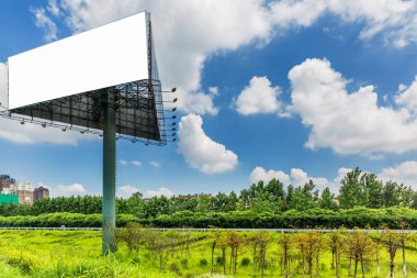 Billboard bir kenara otoyol gün boş..