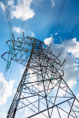 Gökyüzü arkaplanlı yüksek voltaj kuleleri. 
