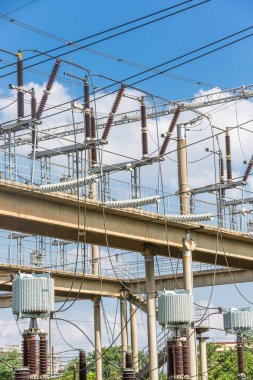 Gökyüzü arkaplanlı yüksek voltaj kuleleri. mavi tonlu resimler.