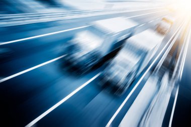 hareket bir karayolu/otoyol/speedway kamyona bulanık