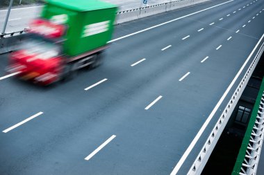 karayolunda hareket kamyonlar.