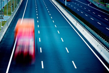 karayolunda hareket kamyonlar.