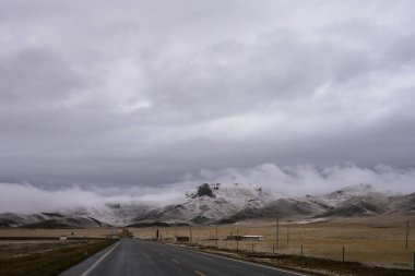 Yol sarma ile dağ tibet Çin.