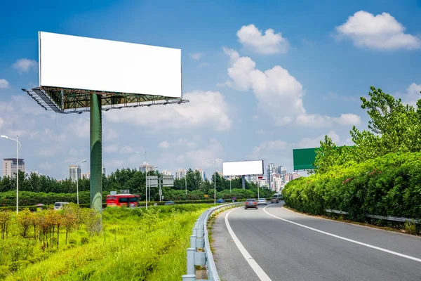 Leere Plakatwand Auf Dem Himmelshintergrund Draußen — Stockfoto