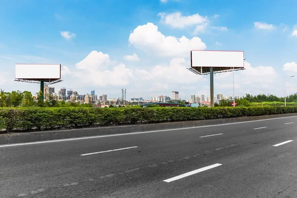 Κενό Billboard Στην Άκρη Τον Αυτοκινητόδρομο Ημέρα — Φωτογραφία Αρχείου