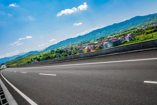 Čisté Dálnici Projít Pole Kraj Dne — Stock fotografie