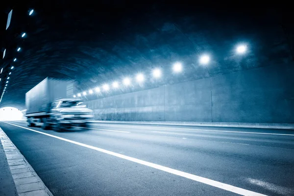 Camião Movimento Atravessa Túnel — Fotografia de Stock