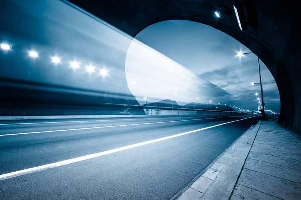 Camião Movimento Atravessa Túnel — Fotografia de Stock