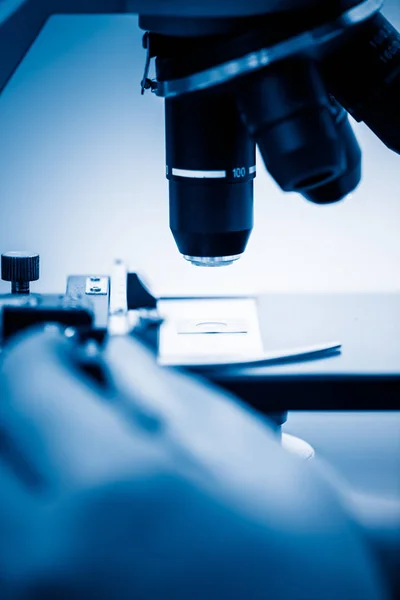 Microbiologo Esaminando Diapositiva Con Aiuto Microscopio Composto Immagini Blu Tonica — Foto Stock