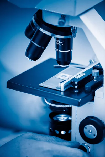 Microbiólogo Examinando Corrediça Com Ajuda Microscópio Composto Imagens Tonificadas Azuis — Fotografia de Stock