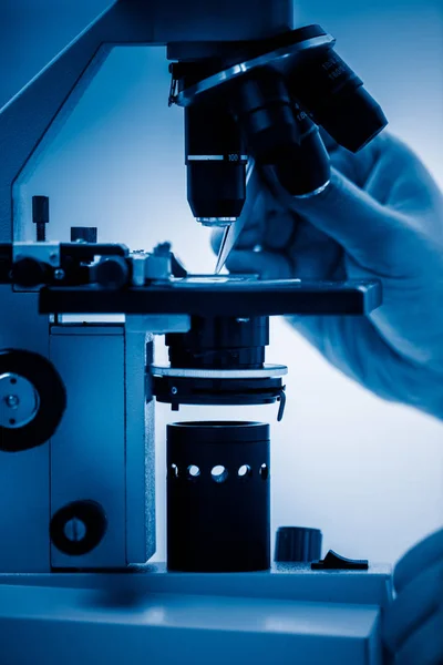 Microbiologist Examining Slide Help Compound Microscope Blue Toned Images — Stock Photo, Image