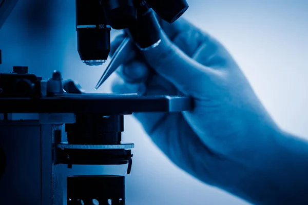 Microbiologist Examining Slide Help Compound Microscope Blue Toned Images — Stock Photo, Image