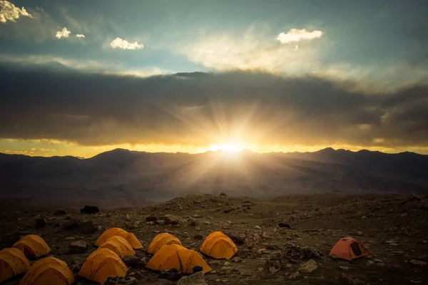 Táborové Stany Sunrise Vrcholy Muztagh Ata Čína Stock Obrázky