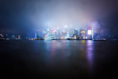gece manzaraya Şangay Çin, huangpu Nehri ve yağmur altında bund.blur.