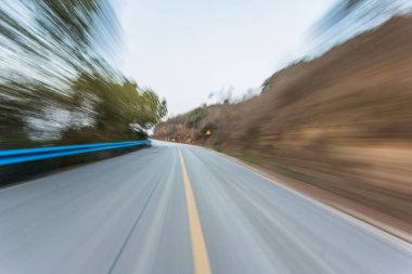 dağ yolundan günbatımı arka plan ile.
