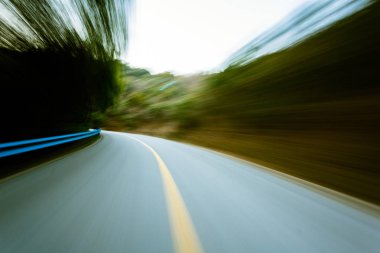 Yol sarma yoluyla günbatımı dağda.
