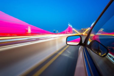 tarafındaki köşede, bulanık hareket gidiyor araba göster