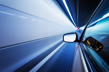 tarafındaki köşede, bulanık hareket gidiyor araba göster