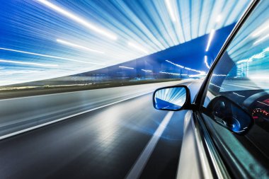 tarafındaki köşede, bulanık hareket gidiyor araba göster