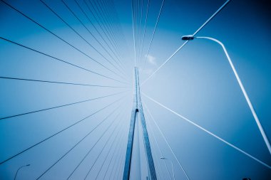 Çin'in modern bridge ile temiz gökyüzü.