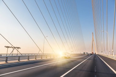 Otoban gökyüzü arka plan ile.