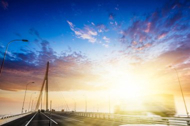 karayolunda hareket kamyonlar.