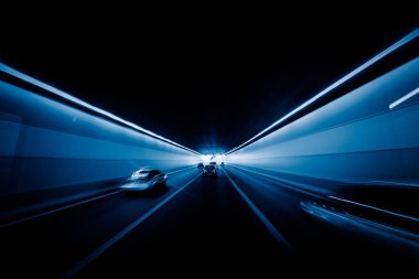 Tünel üzerinden hız araba.