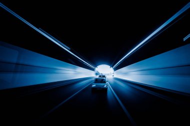 Tünel üzerinden hız araba.