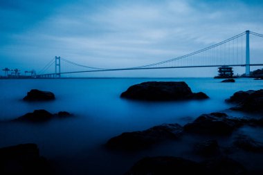 Modern susnet, yatay trafik Bridge'de.