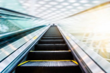 Metro istasyonunda yürüyen Çin shanghai.