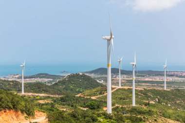 Manzara gökyüzü karşı boş yol boyunca üzerinde rüzgar türbinleri.