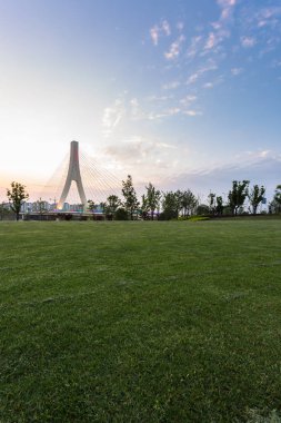 Modern susnet, yatay trafik Bridge'de.