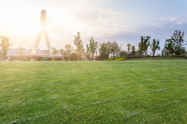 Modern susnet, yatay trafik Bridge'de.