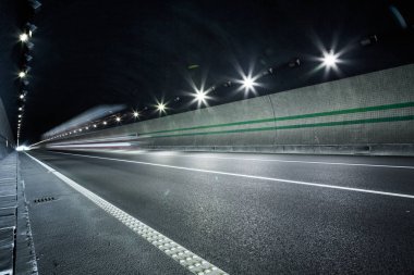 Tünel üzerinden hız araba.