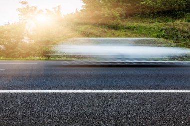 dışında temiz yolda araba.