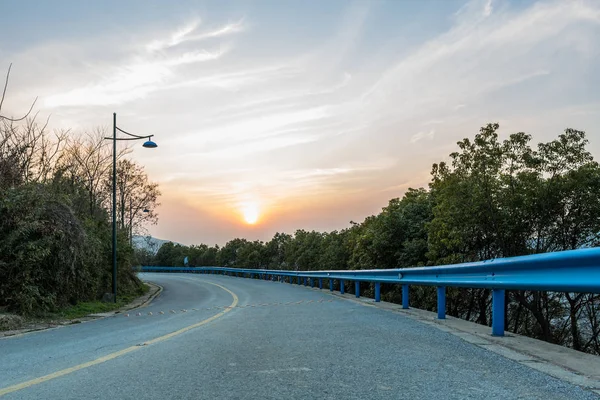 Bergstraße Mit Sonnenuntergang — Stockfoto