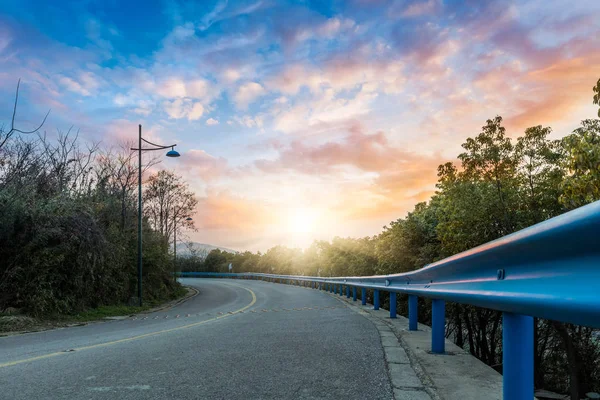 Strada Che Snoda Attraverso Montagna Tramonto — Foto Stock