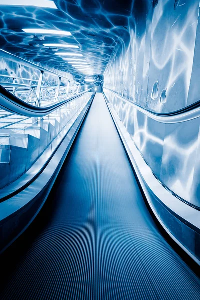 Эскалатор Современного Офисного Здания Синие Тонированные Изображения — стоковое фото