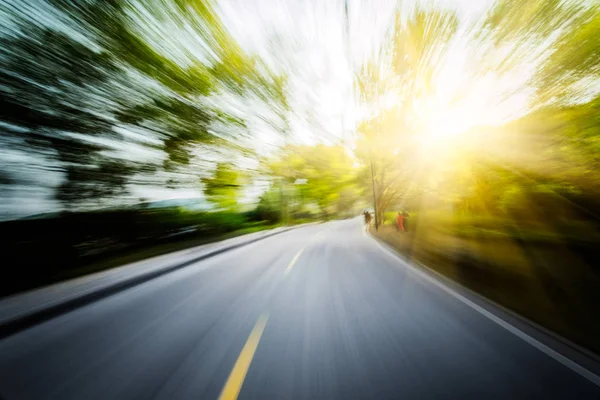 Θόλωση Κίνησης Δρόμου Υπερβολική Ταχύτητα Αυτοκινήτων Μέσα Από Δάσος — Φωτογραφία Αρχείου