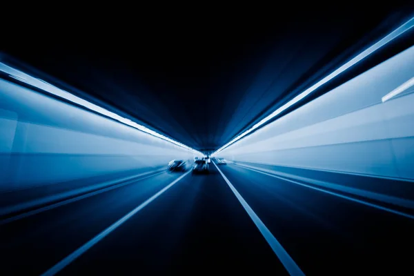 トンネルを疾走する車 — ストック写真