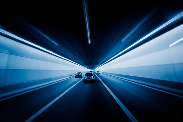 Snel Rijdende Auto Door Tunnel — Stockfoto