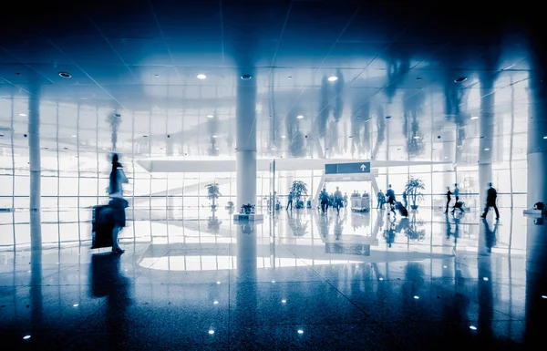 Futuristisches Flughafeninterio Verschwommene Passagiere — Stockfoto