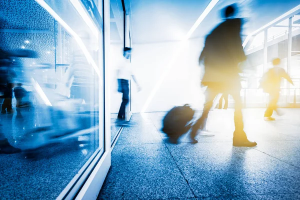 未来派机场互动 模糊乘客 — 图库照片