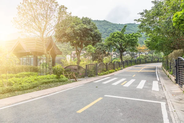 中国的公路蜿蜒穿越山 — 图库照片