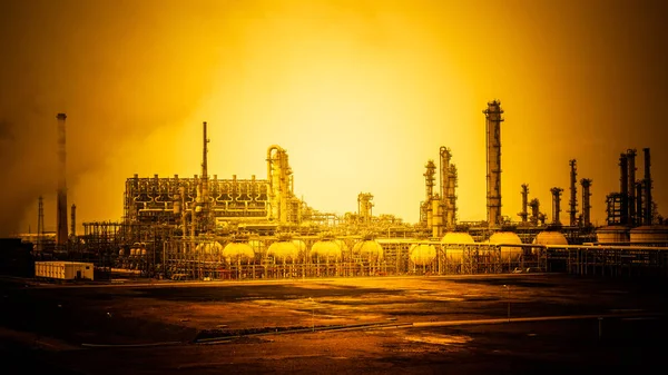 Refinería Petróleo Con Pilas Humo Atardecer —  Fotos de Stock